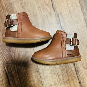 Stride rite
Toddler Size 4m 
Leather lined 
With gold metallic accent